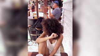 Italiana al bar senza mutandine toccandosi la fica