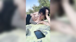 Fidanzata esce le tette al parco e se la sghignazza