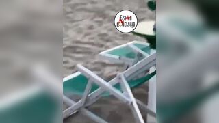 SAN BENEDETTO DEL TRONTO Coppia scopa liberamente in spiaggia