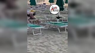 SAN BENEDETTO DEL TRONTO Coppia scopa liberamente in spiaggia