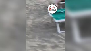 SAN BENEDETTO DEL TRONTO Coppia scopa liberamente in spiaggia