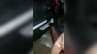 Fidanzata allarga le cosce in disco e si tocca la fica