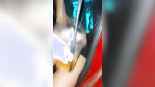 Fidanzata allarga le cosce in disco e si tocca la fica