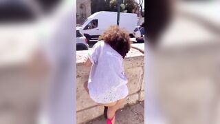 Senza mutandine in città