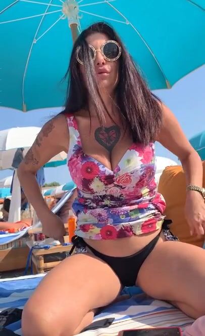 Priscilla Salerno toglie le mutandine in spiaggia e fa vedere la fica