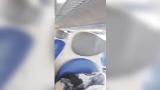 Transessuale esibizionista si sega sul treno