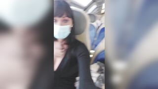 Transessuale esibizionista si sega sul treno