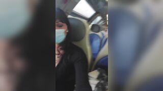 Transessuale esibizionista si sega sul treno