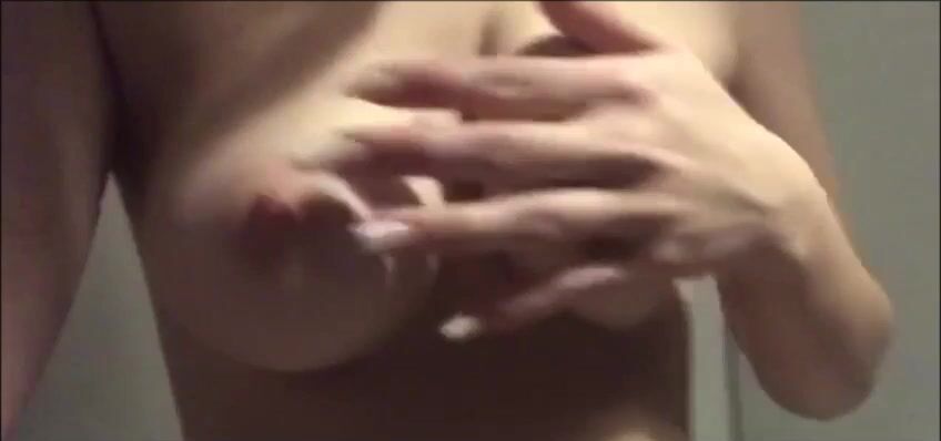 Teen bionda italiana si tocca nella doccia