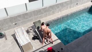 Puttanella italiana scopata nella piscina del resort dal fidanzato