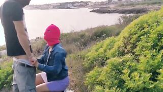 Mi porta sugli scogli a fargli un pompino