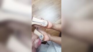 Schizzata sulle sue scarpe con tacco