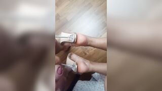 Schizzata sulle sue scarpe con tacco