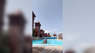 Ragazza italiana culona topless in piscina