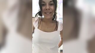 Ragazza italiana mora con tatoo e piercing in diretta