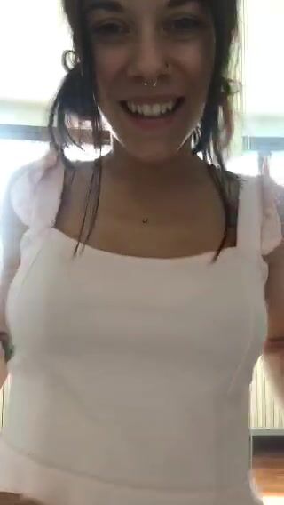 Ragazza italiana mora con tatoo e piercing in diretta