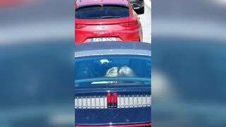 Nel traffico con le due biondine che limonano in macchina