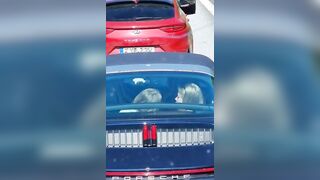 Nel traffico con le due biondine che limonano in macchina