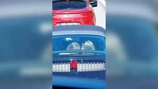 Nel traffico con le due biondine che limonano in macchina