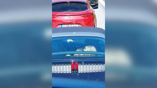 Nel traffico con le due biondine che limonano in macchina