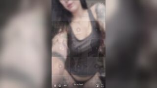 Strip ragazza tatuata con belle tette