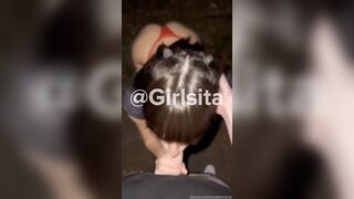 Teen succhia il cazzo all'aperto al suo fidanzato