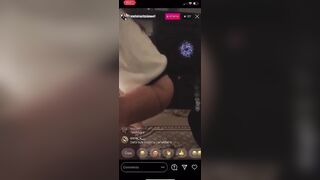 Ora ci spogliamo e mostriamo le tette ragazzi