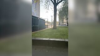 Coppia ripresa per strada che fa sesso