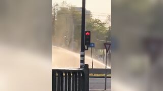 Coppia ripresa per strada che fa sesso