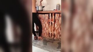 Ma che bel cazzone prelibato fallo succhiare alla tua zoccola