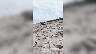 Moglie italiana tettona si masturba in spiaggia