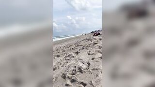 Moglie italiana tettona si masturba in spiaggia