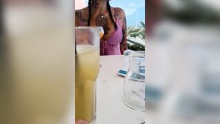 Milf italiana tatuata si leva le mutandine durante l'aperitivo al bar