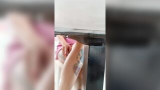 Milf italiana tatuata si leva le mutandine durante l'aperitivo al bar