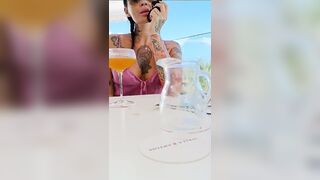 Milf italiana tatuata si leva le mutandine durante l'aperitivo al bar