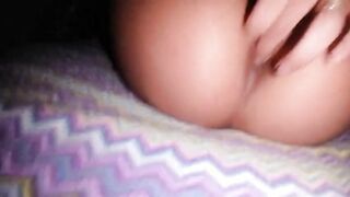 Guardate la mia troia come si masturba il buco del culo