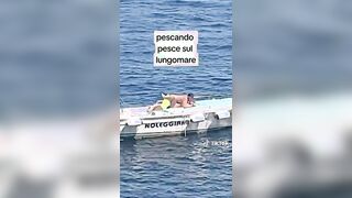 Beccati a scopare in barca sul lungomare