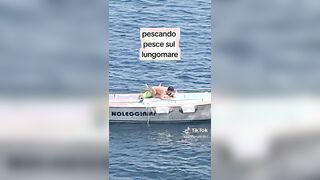 Beccati a scopare in barca sul lungomare