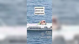 Beccati a scopare in barca sul lungomare