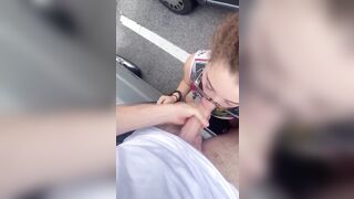 Bocchino deepthroat in auto fidanzata italiana con occhiali