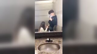 Pompino veloce nel bagno del supermercato