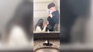 Pompino veloce nel bagno del supermercato