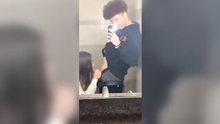 Pompino veloce nel bagno del supermercato