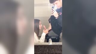 Pompino veloce nel bagno del supermercato