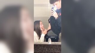 Pompino veloce nel bagno del supermercato