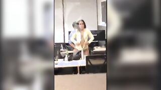 Collega scopata a pecorina in ufficio da maturo