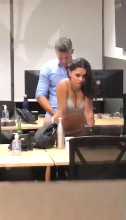 Collega scopata a pecorina in ufficio da maturo
