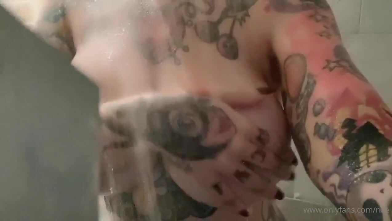 Tatuata italiana tettona sotto la doccia
