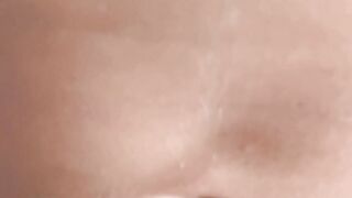 Gioca con la cappella sul clitoride e mi scopa