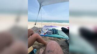 Coppia nudista si rilassa con le che lo sega in spiaggia